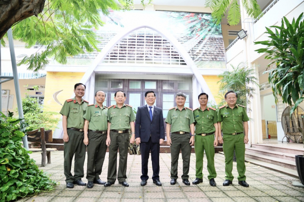 Thượng tướng Nguyễn Văn Sơn thăm và chúc mừng Ngày Nhà giáo Việt Nam -0