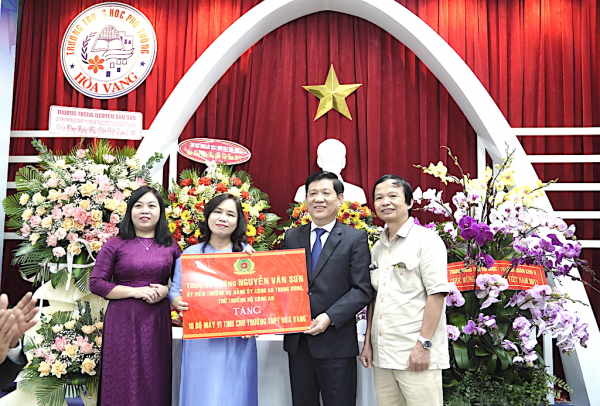 Thượng tướng Nguyễn Văn Sơn thăm và chúc mừng Ngày Nhà giáo Việt Nam -0