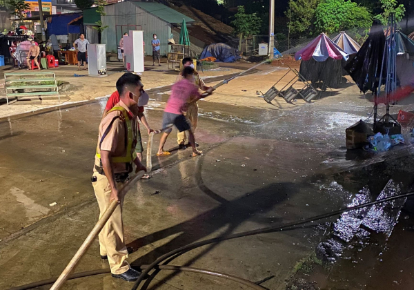 CSGT lao vào dập lửa khi phát hiện vụ cháy chợ trong đêm -0