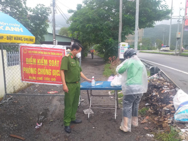 Công an cơ sở xuyên đêm vào “điểm nóng” dịch -0