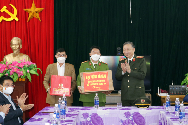 Bộ trưởng Tô Lâm thăm, động viên  Công an xã biên giới Thanh Luông -0