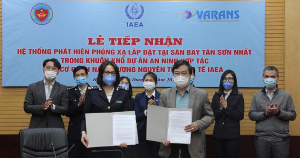 Hải quan tiếp nhận hệ thống phát hiện phóng xạ lắp đặt tại sân bay Tân Sơn Nhất -0