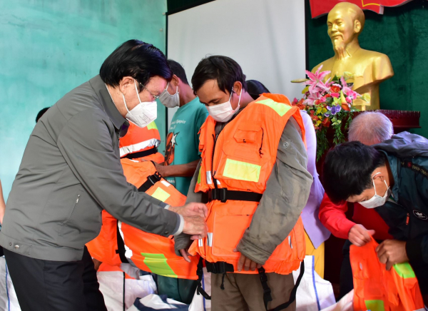 Tặng 1.000 bộ áo phao cứu sinh cho ngư dân nghèo ở Thừa Thiên-Huế -0
