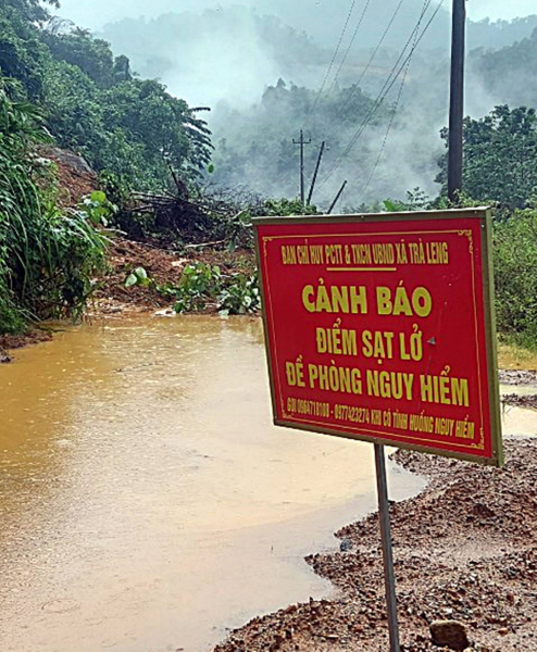 Gần 3.000 người dân xã Trà Leng bị cô lập do sạt lở -0