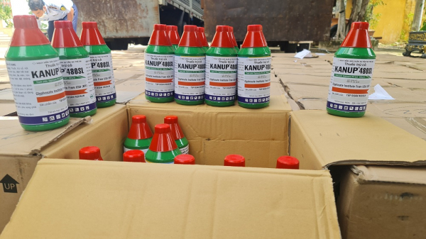 Phát hiện 2.000 chai thuốc bảo vệ thực vật chứa chất cấm -0