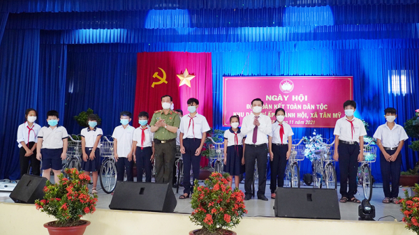 Thiếu tướng Lê Tấn Tới dự Ngày hội Đại đoàn kết toàn dân tộc tại Long An -0