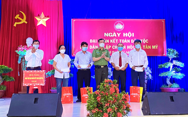 Thiếu tướng Lê Tấn Tới dự Ngày hội Đại đoàn kết toàn dân tộc tại Long An -0
