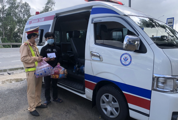 Quảng Ngãi: CSGT hỗ trợ tiền, xe cấp cứu đưa người thanh niên Hà Tĩnh sau nửa tháng đi bộ về quê -0
