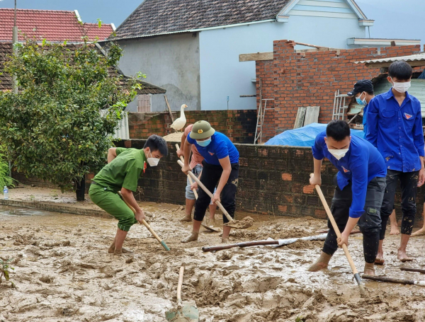 Công an ra quân giúp dân khắc phục hậu quả núi lở ở Bình Định -0