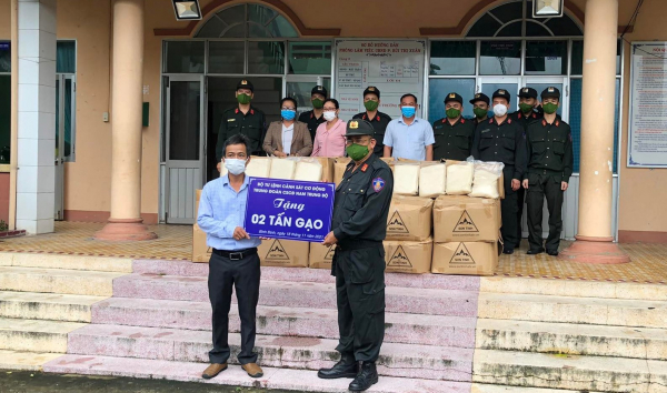 Trung đoàn Cảnh sát cơ động hỗ trợ 5 tấn gạo cho người dân khó khăn -0