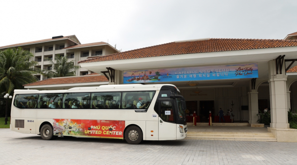 Đoàn du khách quốc tế hộ chiếu vaccine đầu tiên của Việt Nam đến Phú Quốc United Center -0