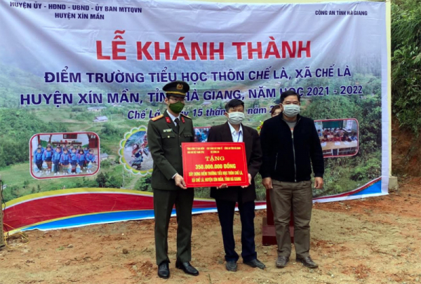 Police support building of school in Ha Giang  -0