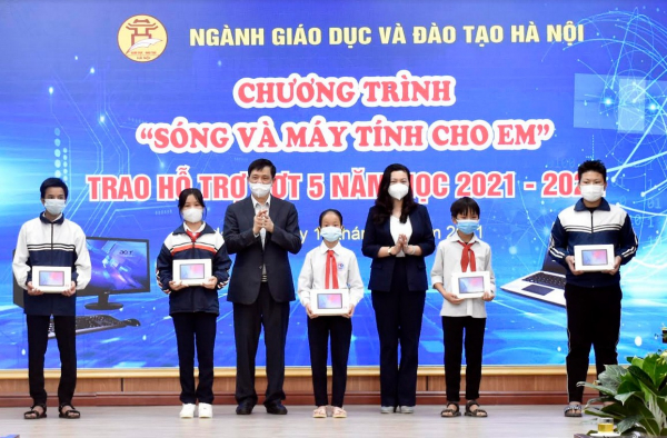 Some 7,000 electronic devices for online learning donated to poor students in Hanoi  -0