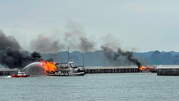 tàu du lịch bốc cháy sau khi từ xưởng sửa chữa về cảng -0