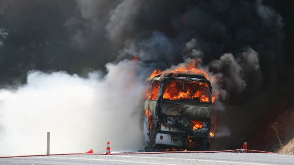 Xe buýt cháy ngùn ngụt tại Bulgaria, 45 người thiệt mạng thương tâm  -0