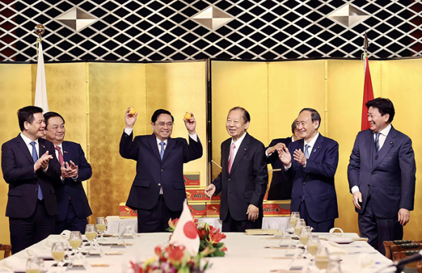 Thủ tướng Phạm Minh Chính tiếp cựu Thủ tướng Nhật Bản Suga Yoshihide và Chủ tịch Liên minh Nghị sĩ hữu nghị Nhật-Việt Nikai Toshihiro -0