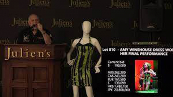 Chiếc váy đắt giá của Amy Winehouse -0
