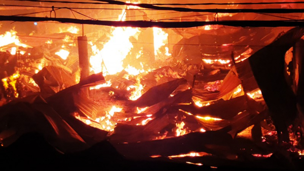 Hơn 100 Cảnh sát PCCC dập tắt “biển lửa” bùng phát tại dãy nhà xưởng. -1