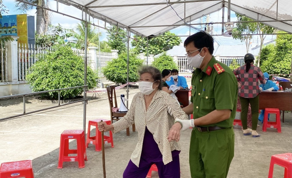 Communal police in Cu Lao Dung district play key role in maintaining order at grassroots-level  -0