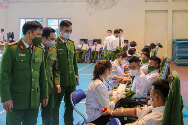 Over 1,000 police officers join blood donation day -0
