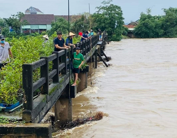 Mưa lũ ở Bình Định gây chia cắt giao thông, hàng trăm ngôi nhà chìm trong nước -0