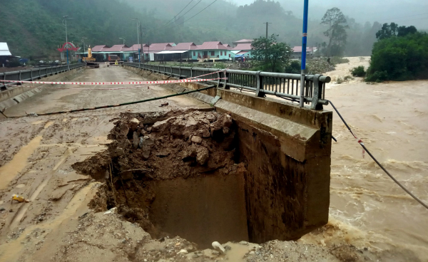 Mưa lớn gây ngập sâu, sạt lở đường ở miền núi Quảng Nam -0