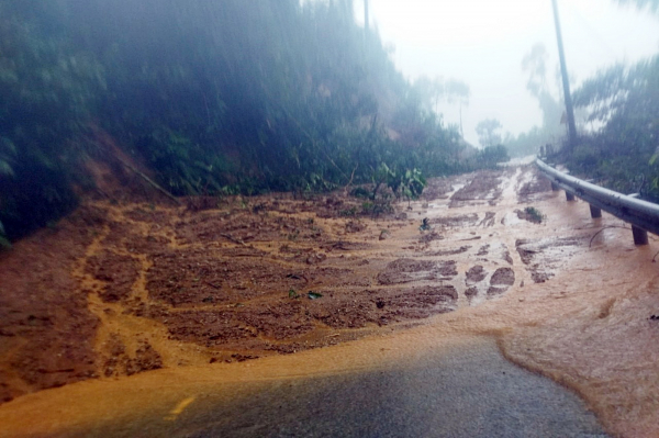 Mưa lớn gây ngập sâu, sạt lở đường ở miền núi Quảng Nam -0