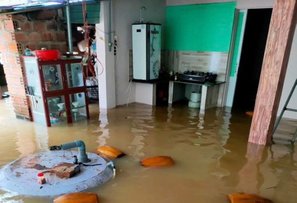 Mưa lũ ở Bình Định gây chia cắt giao thông, hàng trăm ngôi nhà chìm trong nước -0