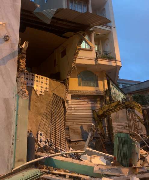 Giải cứu nhiều người trong vụ sập nhà dưới chân cầu Nguyễn Tri Phương -0