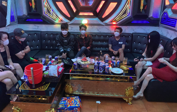 Nhiều quán karaoke ở Đồng Nai ngang nhiên hoạt động dù chưa được phép  -0