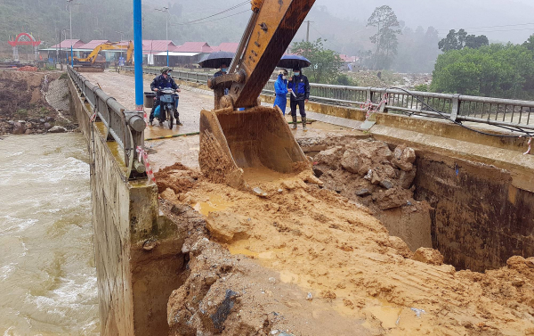 Quảng Nam khẩn trương khắc phục tình trạng sạt lở do mưa lũ -0