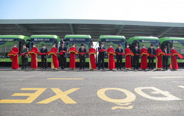 Hà Nội, xe buýt điện đầu tiên chính thức lăn bánh, giá vé từ 7.000 đồng -0