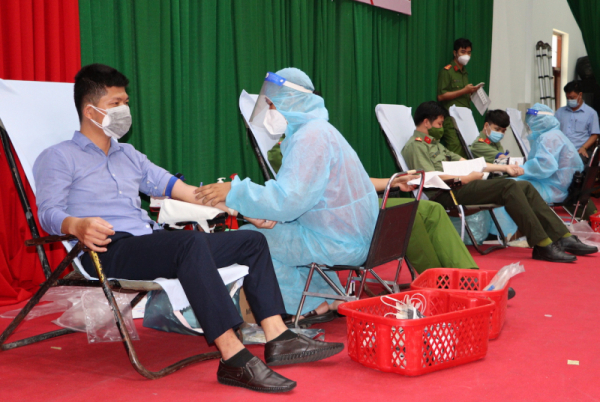 500 police officers and soldiers in Vinh Long join blood donation day -0