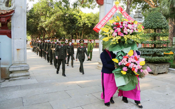 Đoàn đại biểu Báo CAND dâng hương, báo công tại Khu Di tích Kim Liên -0