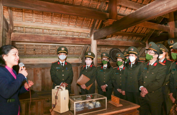 Đoàn đại biểu Báo CAND dâng hương, báo công tại Khu Di tích Kim Liên -1