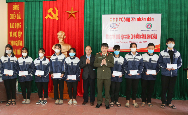 Đoàn đại biểu Báo CAND dâng hương, báo công tại Khu Di tích Kim Liên -0