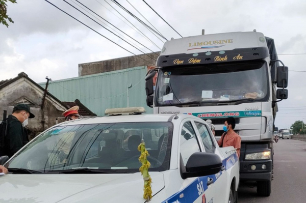 Phạt tài xế và chủ phương tiện không chấp hành hiệu lệnh kiểm tra 23 triệu đồng -0
