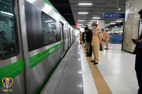  Police take measures to ensure security for Cat Linh - Ha Dong metro line -0