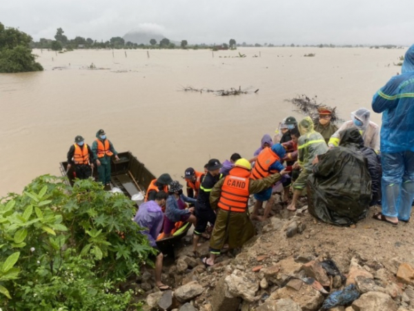 Police in Central provinces, Central Highlands conduct flood relief  -0