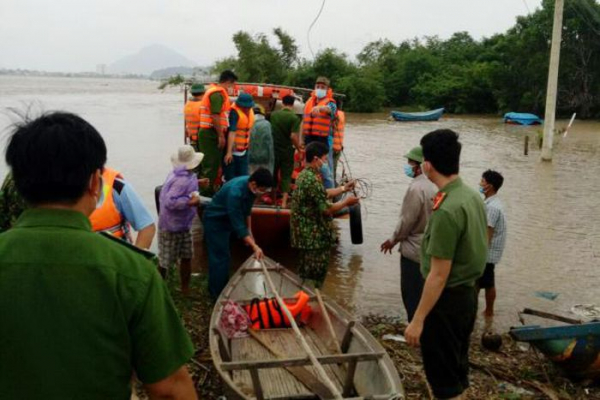 Police in Central provinces, Central Highlands conduct flood relief  -0