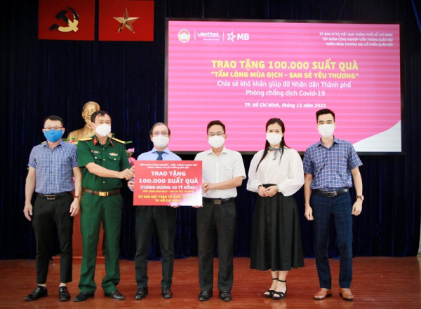 MB và Viettel tặng 100.000 suất quà tới người dân TP.Hồ Chí Minh -0