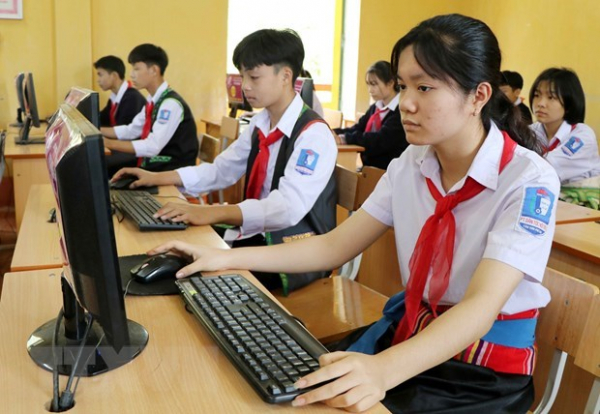 Lam Dong police support computers to poor students -0