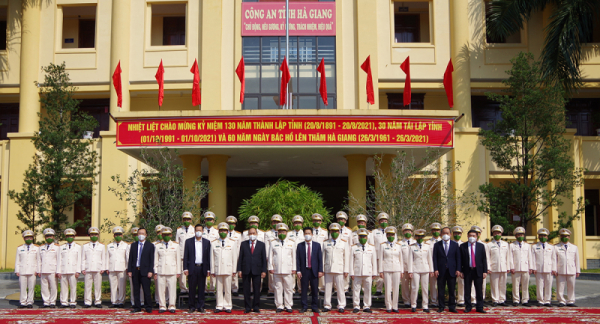 President Nguyen Xuan Phuc pays a call on Ha Giang provincial police -0