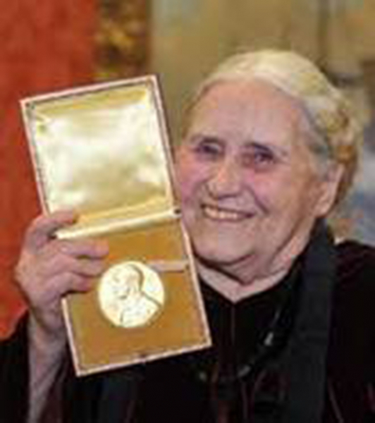 Người phụ nữ cao niên nhất được trao giải Nobel -0