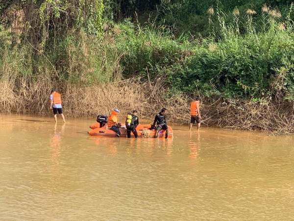 Bé trai 13 tuổi rơi xuống sông mất tích -0