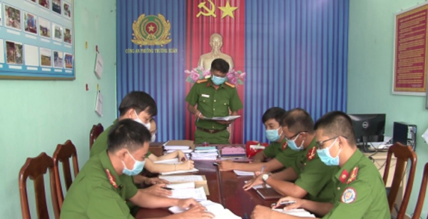 Police in a ward of Tam Ky city ensure security during pandemic -0