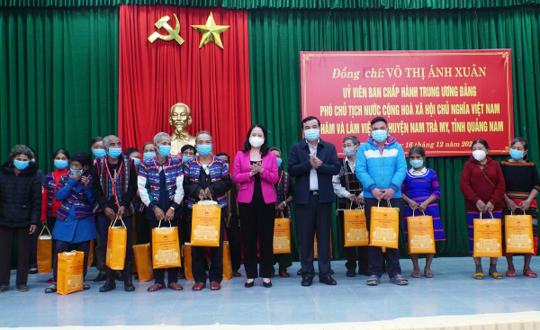 Phó Chủ tịch nước Võ Thị Ánh Xuân tặng quà người dân vùng sạt lở huyện Nam Trà My, Quảng Nam -0