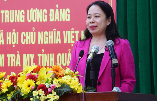 Phó Chủ tịch nước Võ Thị Ánh Xuân tặng quà người dân vùng sạt lở huyện Nam Trà My, Quảng Nam -0