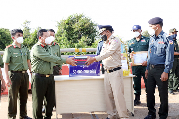 Công an tỉnh Tây Ninh trao kinh phí tặng các tỉnh bạn thuộc Campuchia -0