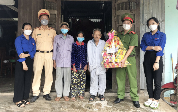 Mang “Ánh sáng An ninh” đến với vùng quê nghèo bên bờ Vu Gia -0